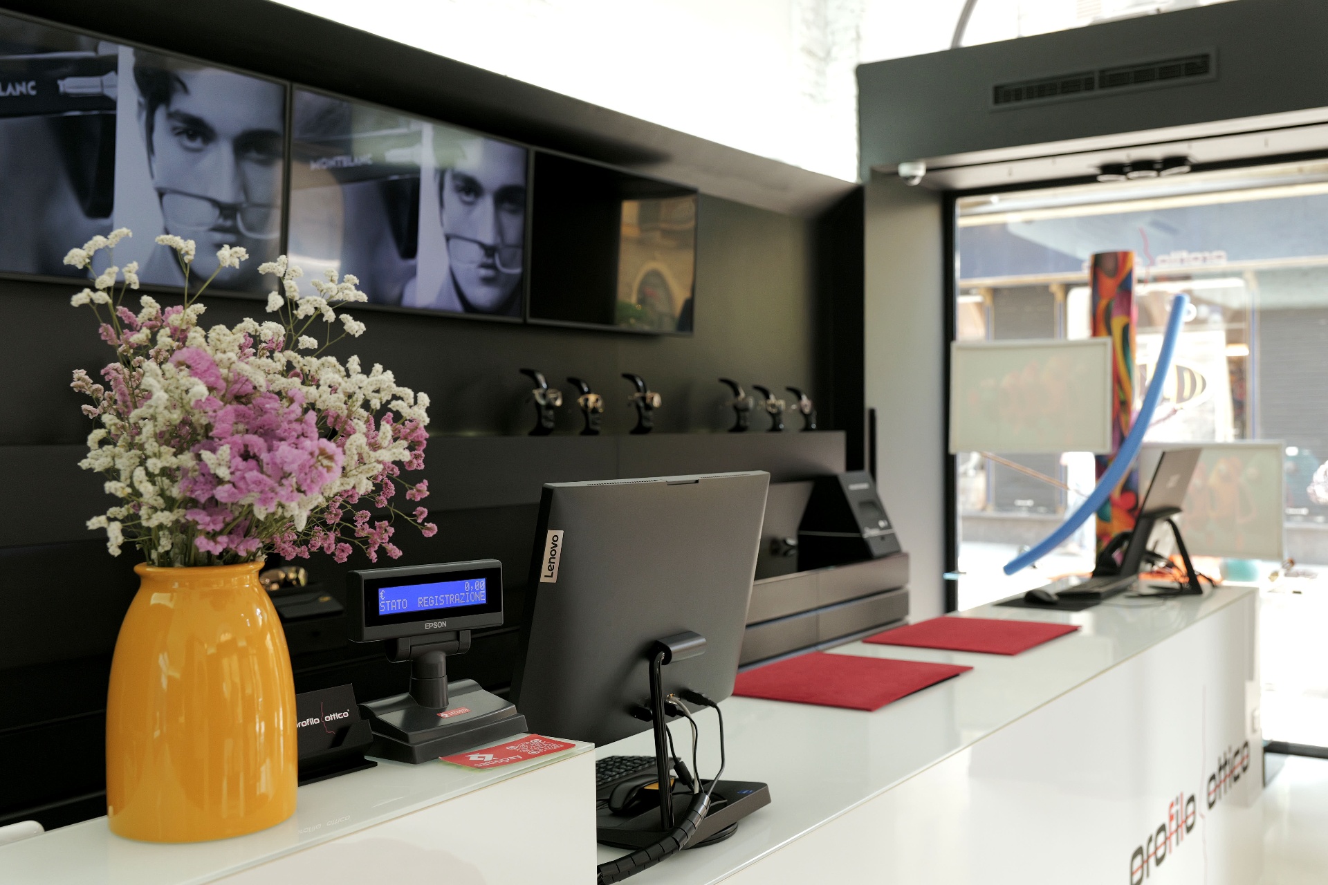 Interno boutique Profilo Ottico — banco e vetrina